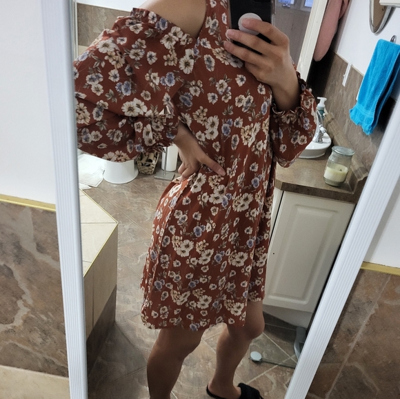 Cute cut-out cold shoulder long sleeves dress/ Robe épaules dénudé manche longue - Picture 2 of 10